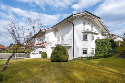 AIGNER - Doppelhaushälfte mit großzügigem Süd-West-Garten … in Starnberg - Bild 1