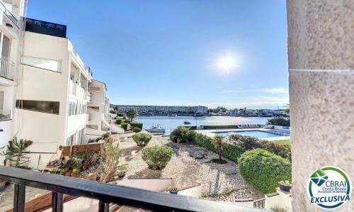 APARTAMENTO CON VISTA AL CANAL en Figueras - Imagen 1