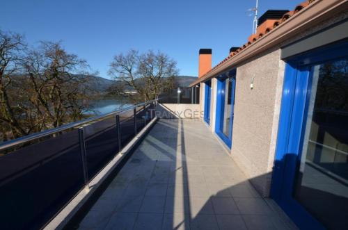 ÁTICO CON DOS AMPLIAS TERRZAS Y VISTAS A LA RÍA CON GARAJE … en Redondela - Imagen 1