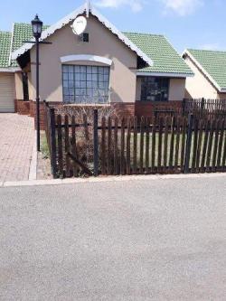 An Amazing 3 Bedroom Flat For Rentals in Reyno Ridge in Witbank - Image 1
