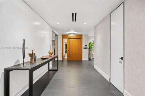 Bay Point Rd, Miami, Home For Rent in Hamptons - Image 1