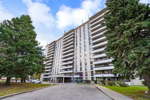 Bayview Square in Richmond Hill - Image 1