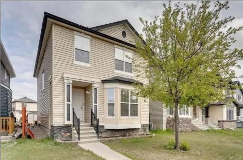 Beautiful, 3bed+2.5bath, SADDLERIDGE HOME(MAIN FLOOR) FOR RENT in Calgary - Image 1