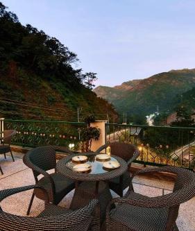 Best Resort in Rishikesh with Riverside Luxury Stay in Rishīkesh - Image 1