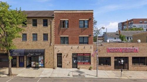 Broadway, Bayonne, Home For Rent in Elizabeth - Image 1