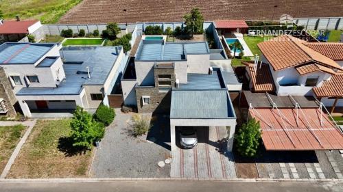 CALLE LARGA - VENDE CASA DOS PISOS 3D 3B PISCINA en Los Andes - Imagen 2