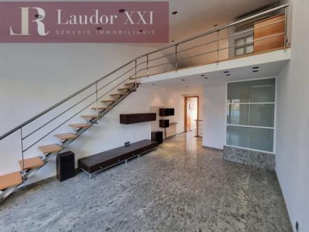 CASA CON ACCESOS A 2 CALLES en Sabadell - Imagen 1
