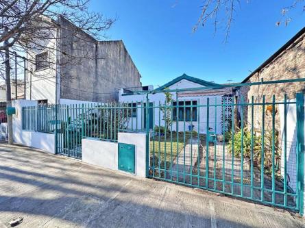 CASA EN LOTE PROPIO CON DEPENDENCIA PROXIMO AL CENTRO … en Buenos Aires - Imagen 1