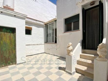 CASA MENORQUINA CON PATIO EN ES CASTELL en Mahón - Imagen 1