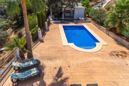 CHALET CON PISCINA Y BARBACOA. ESPECTACULARES VISTAS en Cabra - Imagen 1
