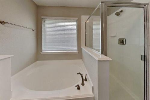 Cross Spring Park Ln, Conroe, Home For Rent in Spring - Image 1
