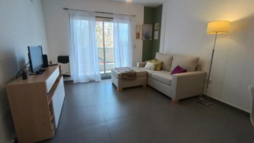 DEPARTAMENTO DOS AMBIENTES TIPO SEMIPISO CON RENTA en Inmomap en Munro - Imagen 1