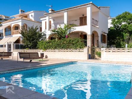 EXCEPCIONAL CHALET CON ESTILO en Gandia - Imagen 1