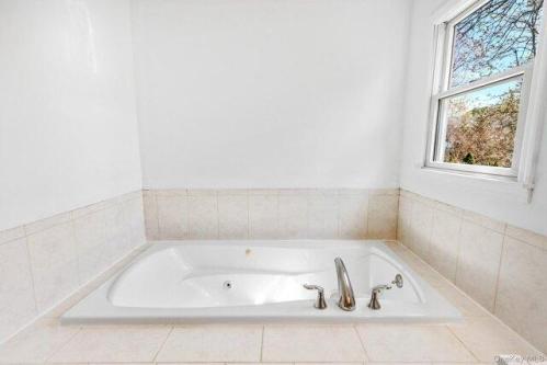 Edwards Ave, Calverton, Home For Rent in Westhampton beach - Image 1