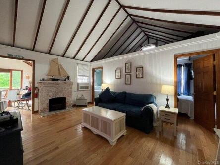 Evergreen Walk, Ocean Beach, Home For Rent in Islip - Image 1