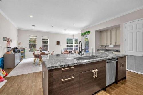 Forest View Cir Unit,dania Beach, Home For Rent in Venice - Image 1