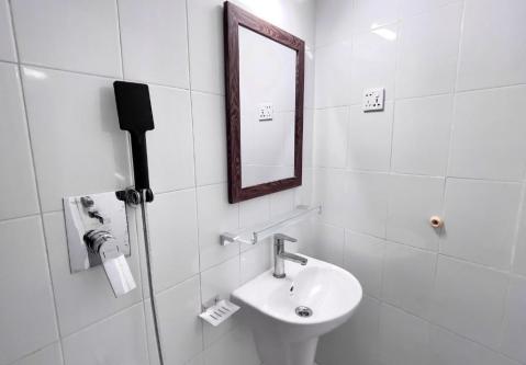 Furnished 2-Room Studio Apartment Rent in Bashundhara R/A in Dhaka - Image 3