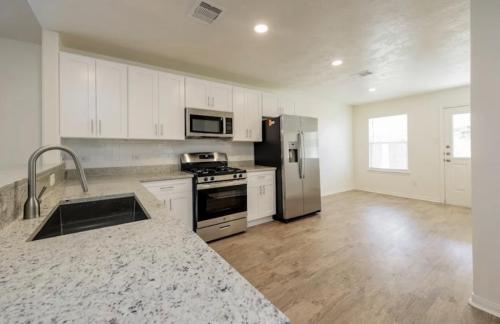 Gorgeous Single Family For Rent in Spring - Image 2