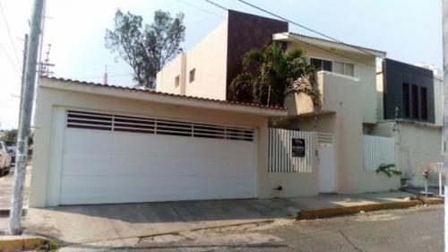 HERMOSA CASA EN RENTA AMUEBLADA CON ALBERCA, ACABADOS MODERNOS. en Boca del Río - Imagen 1