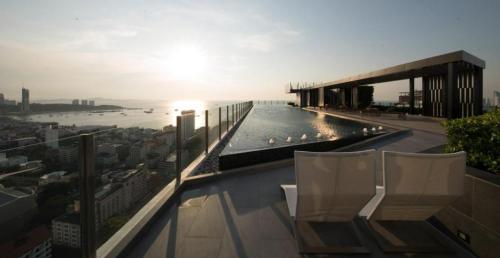 High floor Rooftop Infinity Pool TheBase ##14 in Hattersheim - Bild 1