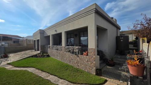 House 1258-ref-2301 for Sale in Reebok, Reebok in Mossel Bay - Image 1