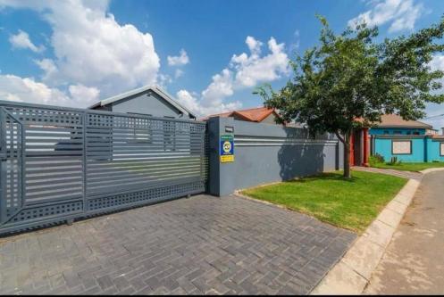 House 2859-ref-117 for Rent in Fleurhof, Roodepoort in Brakpan - Image 1
