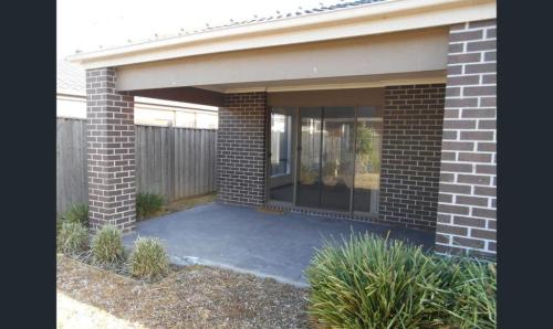 House for Rent in Cranbourne, Victoria, Ref# 202052606 in Cranbourne - Image 1