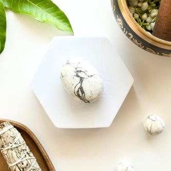 Howlite Palm Stone in Mumbai - Image 1