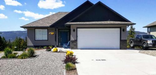 Immaculate Semi-Custom Built Home/Amazing View in Hamilton - Image 1