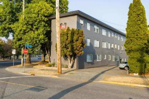 Island Manor Apartments in Victoria - Image 1