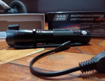 Linterna multiuso recargable taser en Quito - Imagen 1