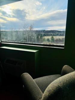 Lively Inn & Suites in Oshawa - Image 1