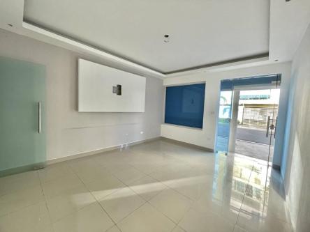 Local comercial en Alquiler en excelente plaza comercial Gazcue en Los Minas - Imagen 1