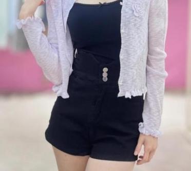 Local polytechnic female student in Singapore - Image 1