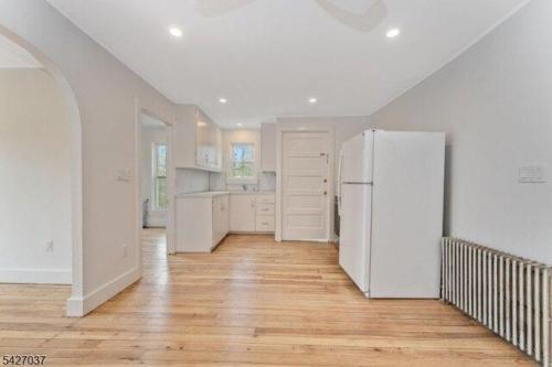 Main St, Califon, Home For Rent in North Bergen - Image 1