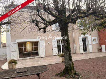 Maison avec parc arboré à proximité immédiate d'Amplepuis à Roanne - Photo 1