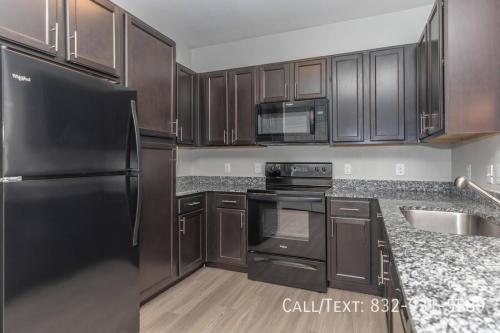 Move In Now & Enjoy 1 Month Free! in Sugar Land - Image 1