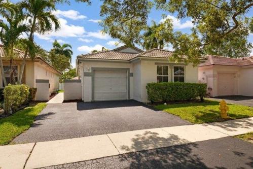 Nw Th Ter, Plantation, Home For Rent in Sunrise - Image 1