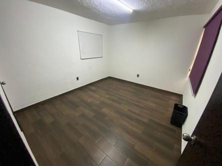 OFICINA EN RENTA CON VENTANA Y PIZARON en Laredo - Imagen 1