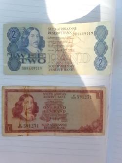 Old R1 and R2 South African notes in Durban - Image 1