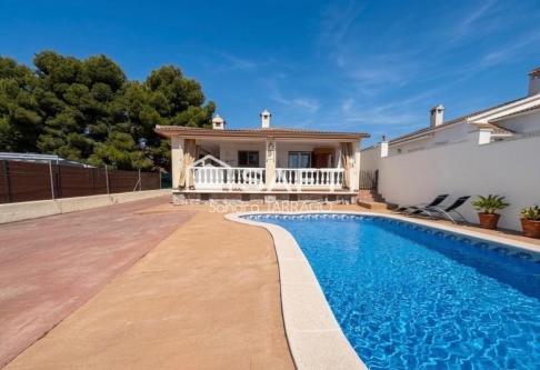 PRECIOSA CASA UNIFAMILIAR CON PISCINA PRIVADA EN CUNIT en Calafell - Imagen 1