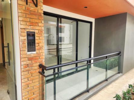 PRIMER PISO PISCINA Y GIMNASIO CON DOS BALCONES LOS RIELES STGO. en Santiago - Imagen 3