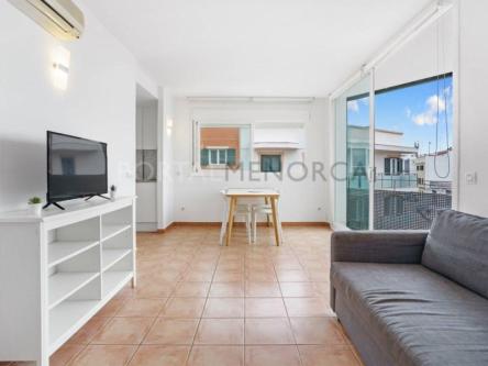 Piso con terraza edificio con ascensor y parquing en Mahón - Imagen 1