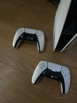 PlayStation 5 Disc Edition with 2 Controllers in Ripley - Image 2