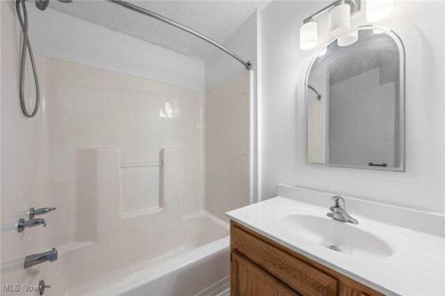 Ravenna St, Hudson, Home For Rent in Cuyahoga Falls - Image 1