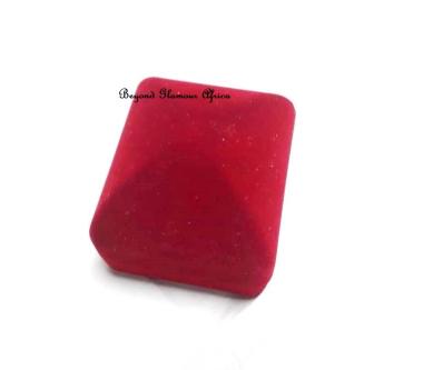 Red Square Velvet Ring Box in Kikuyu - Image 3