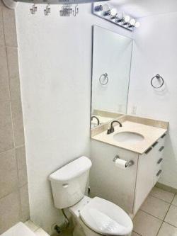 S Dixie Hwy Apt,hollywood, Condo For Rent in Hollywood - Image 1