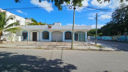 SE RENTA LOCAL COMERCIAL 90METROS CUADRADOS, BUENA UBICACIÓN en Playa del Carmen - Imagen 2