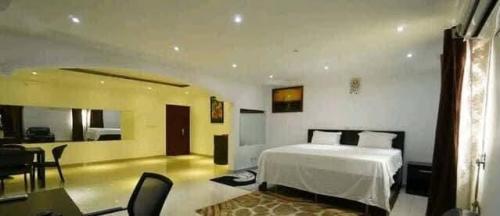 SUPER DUPLEX DE 13 PIÈCES +PISCINE RIVIÉRA 4 M’BADON à Abidjan - Photo 2