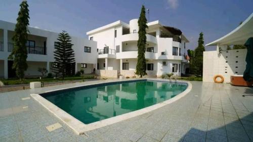 SUPER DUPLEX DE 13 PIÈCES +PISCINE RIVIÉRA 4 M’BADON à Abidjan - Photo 1
